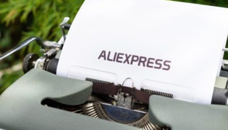 Machine a écrire avec une feuille écrit "aliexpress"