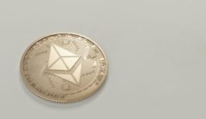 pièce avec le logo ethereum